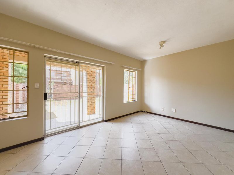 2 Bedroom Townhouse with Private Garden - Photo 2