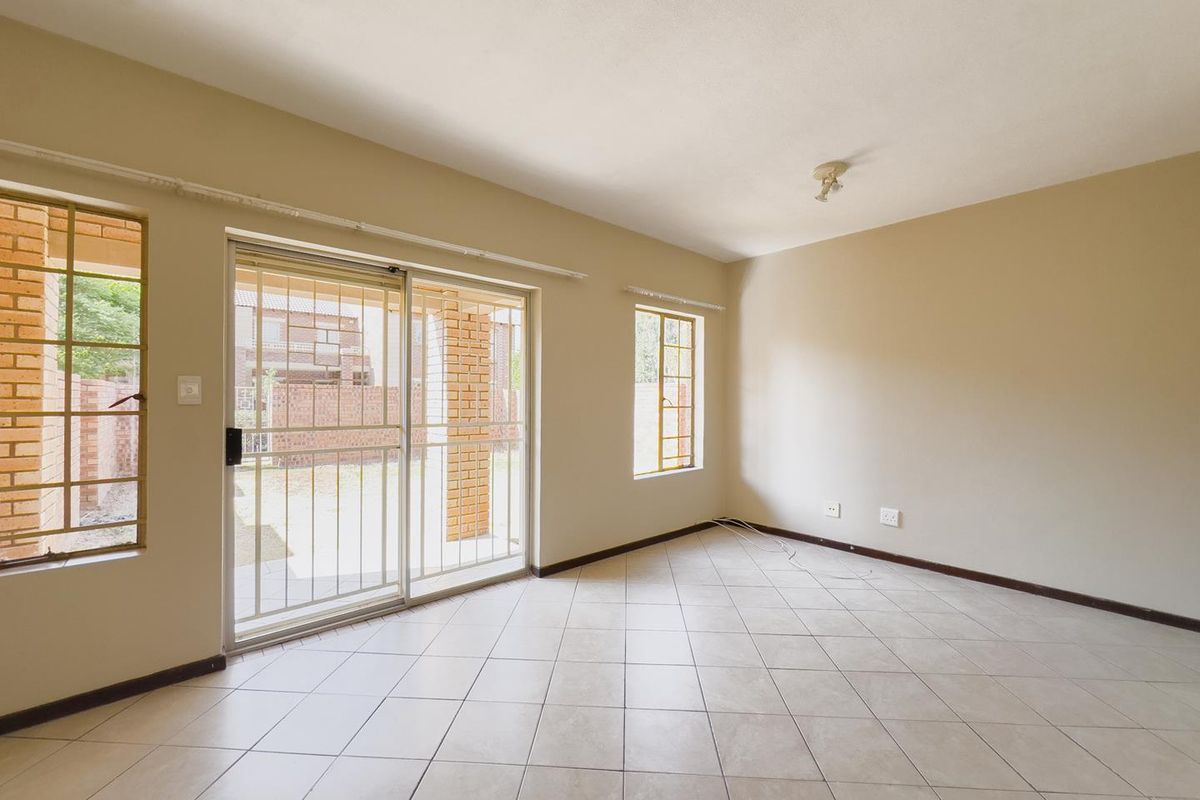 2 Bedroom Townhouse with Private Garden - Photo 2