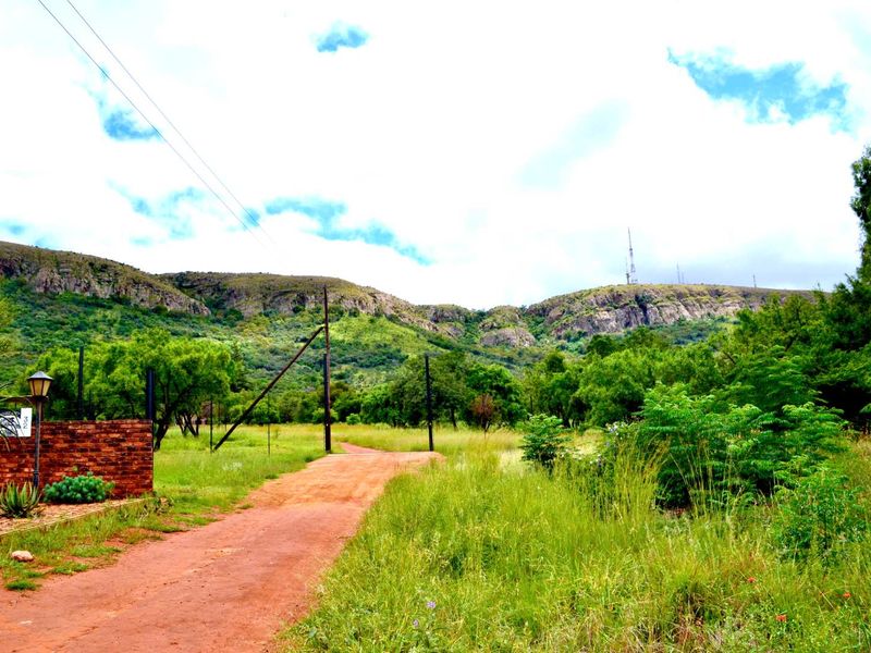 ***7ha Bushveld Property with Equestrian Facilities, Storerooms & Borehole – Kameeldrift West*** - Photo 9