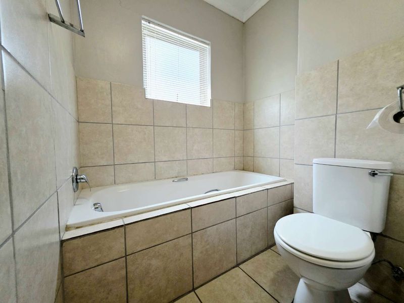 Contemporary Living with Table Mountain Views. - Photo 8