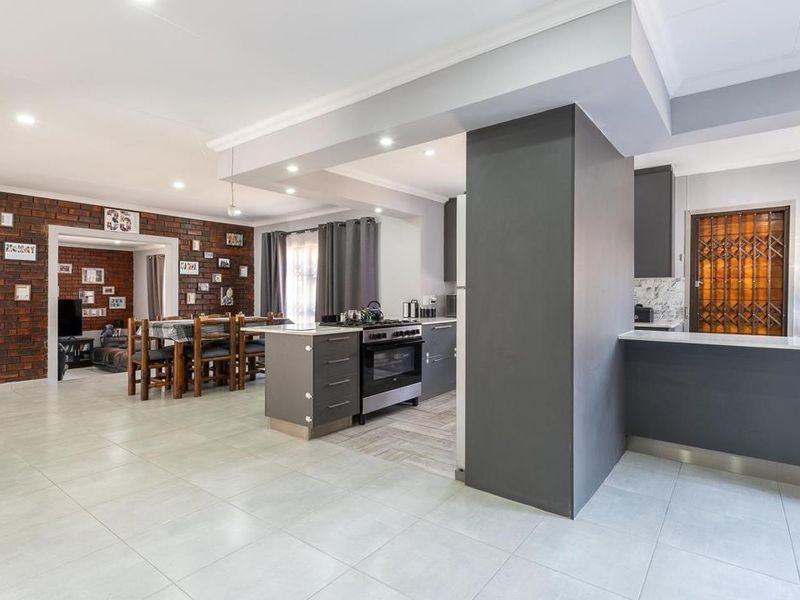 Stunning 3 Bedroom House for Sale in Bassonia - Photo 6