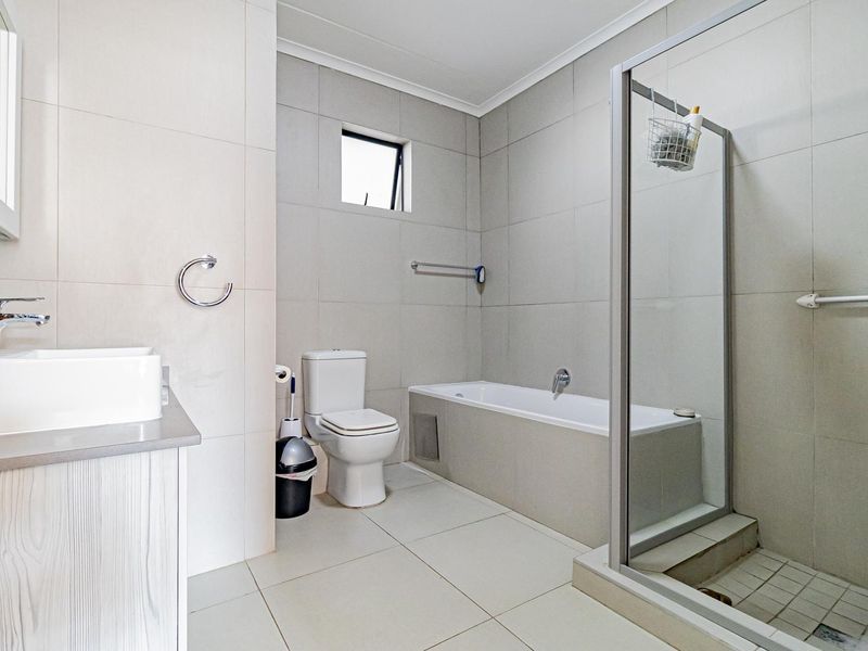 Elegant First-Floor Apartment with Lift Access - Photo 9