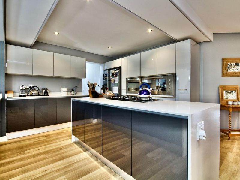 Sophisticated Living by the Sea: A Home Designed for Comfort and Style - Photo 7