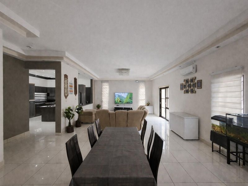 Exceptional Dual-Residency Property in Prime Location - Photo 2