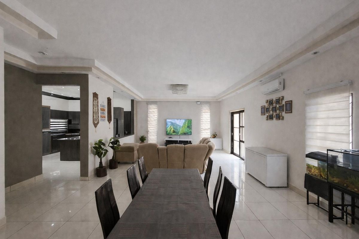 Exceptional Dual-Residency Property in Prime Location - Photo 2