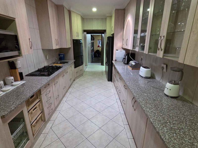 “Comfort, Space & Convenience – 5-Bedroom Home with Multiple Garages” - Photo 6