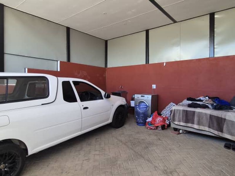 beautifully upgraded double-storey home for sale in Kleine Kuppe - Photo 2