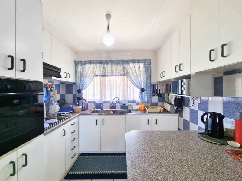 Charming Family Home in Sandbaai - Photo 6