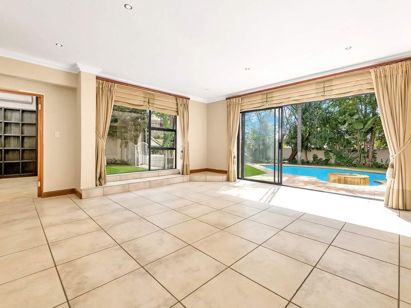 6 BEDROOM HOME FOR SALE IN FOURWAYS GARDENS - Photo 3