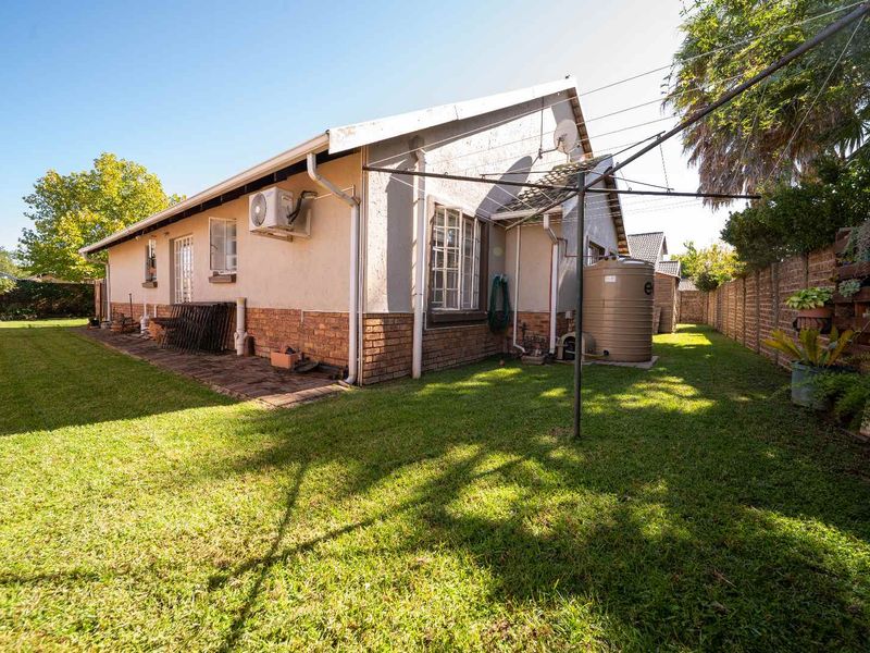 Spacious 4-Bedroom Cluster in Sought-After Complex – Excellent Location, Great Potential! - Photo 5