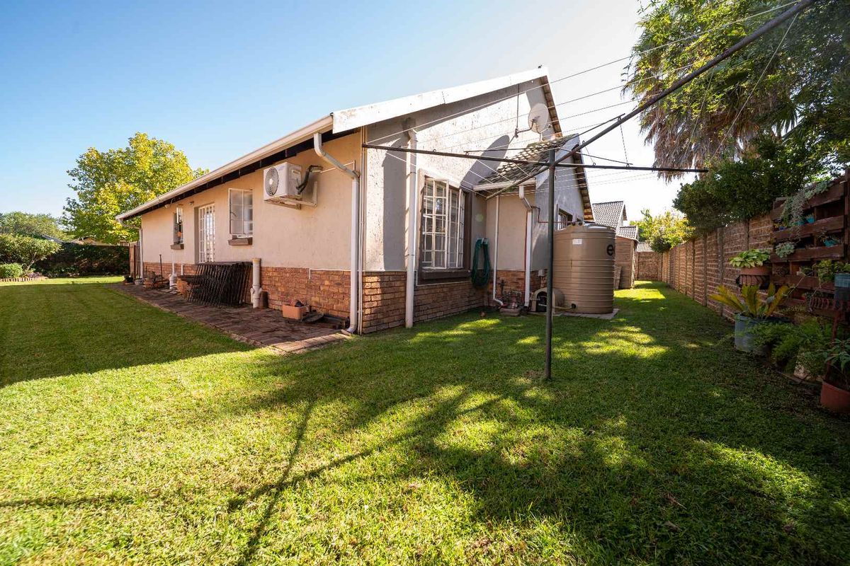 Spacious 4-Bedroom Cluster in Sought-After Complex – Excellent Location, Great Potential! - Photo 5