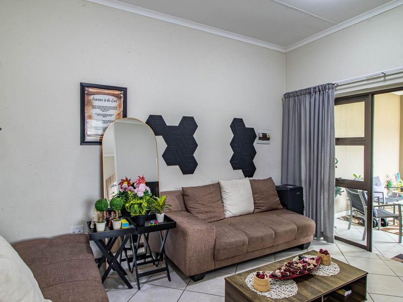 Charming First-Floor Unit: Comfort & Convenience Await! - Photo 5