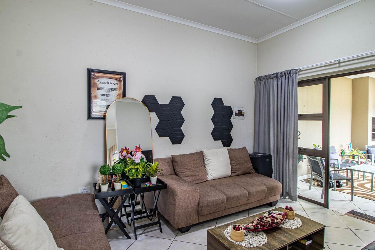 Charming First-Floor Unit: Comfort & Convenience Await! - Photo 5