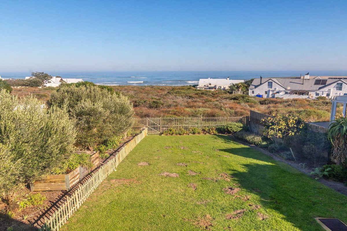 Charming Coastal Retreat in Exclusive Grotto Bay - Photo 3