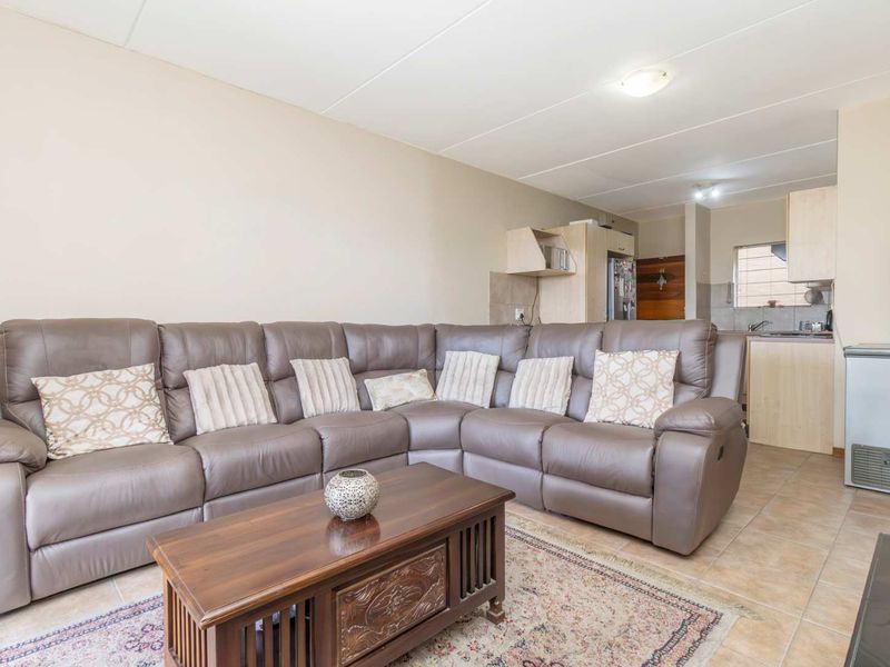 **Charming Ground Floor Unit for Rent in Sundowner**lovely 2 bedroom 2 bathroom ground floor unit. - Photo 2