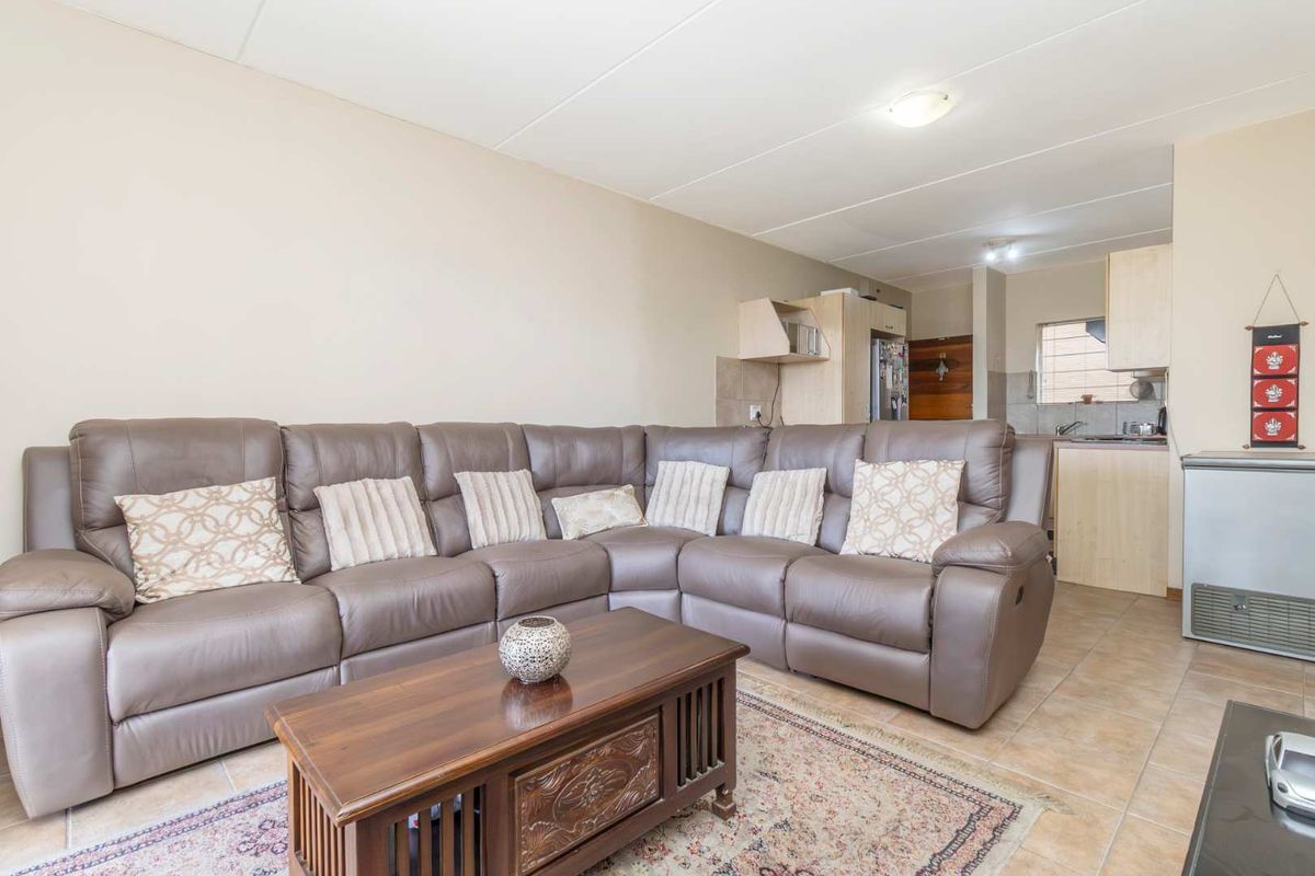 **Charming Ground Floor Unit for Rent in Sundowner**lovely 2 bedroom 2 bathroom ground floor unit. - Photo 2