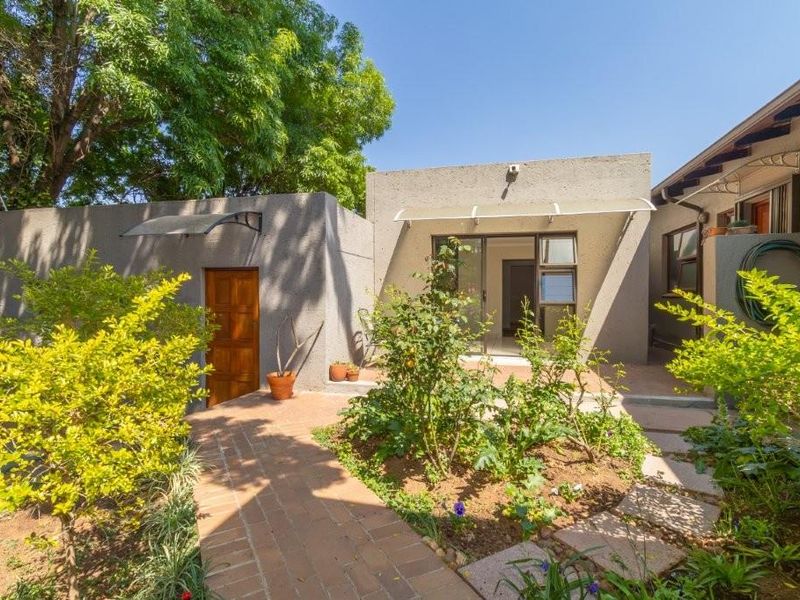 Charming garden cottage in a convenient location - Photo 1