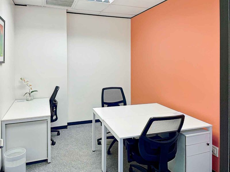 Fully serviced private office space for you and your team in Spaces Byls Bridge - Photo 2