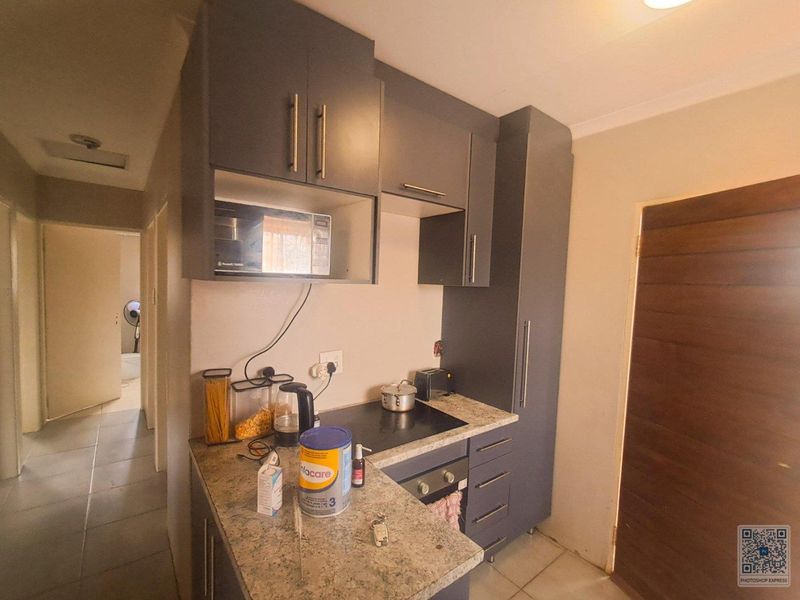 3 Stunning Bedroom In Clayville Ext 76 - Photo 2