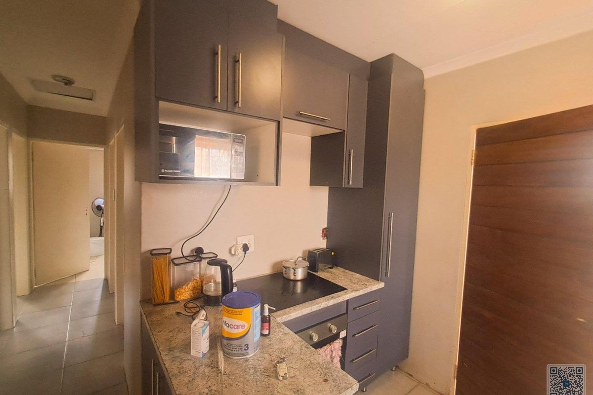 3 Stunning Bedroom In Clayville Ext 76 - Photo 2