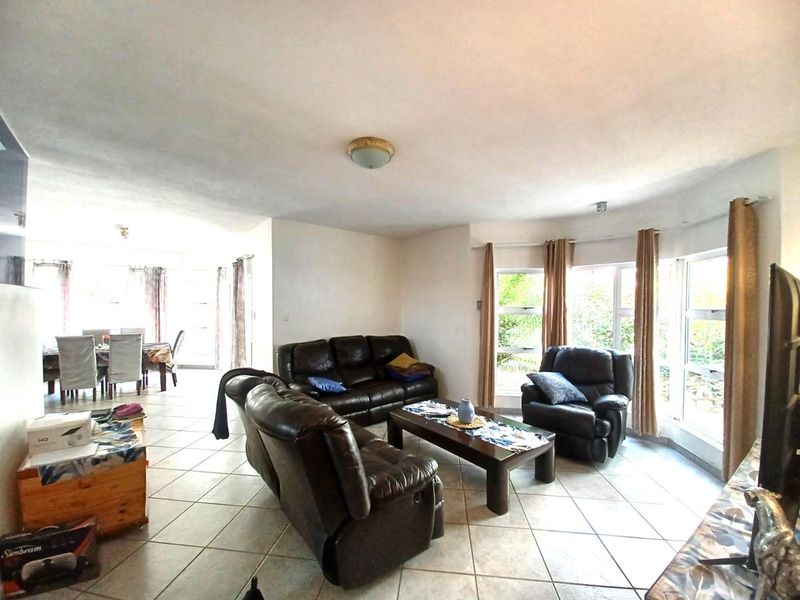 Kleine Kuppe - Spacious Double-Storey Home – N$ 2.7 Million (CC Registered) - Photo 9