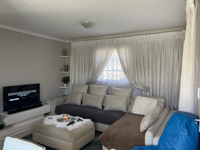 Clayville - R 950 000 Neat Family Home ! - Photo 3