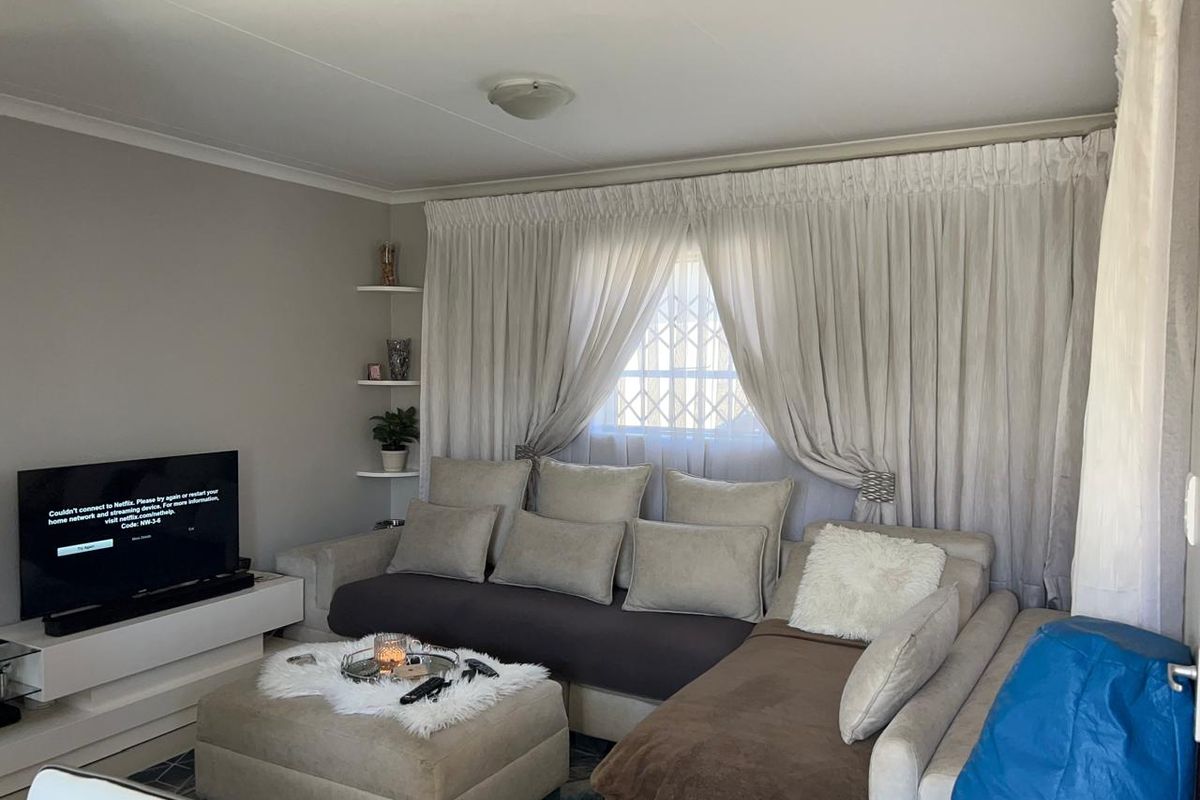 Clayville - R 950 000 Neat Family Home ! - Photo 3