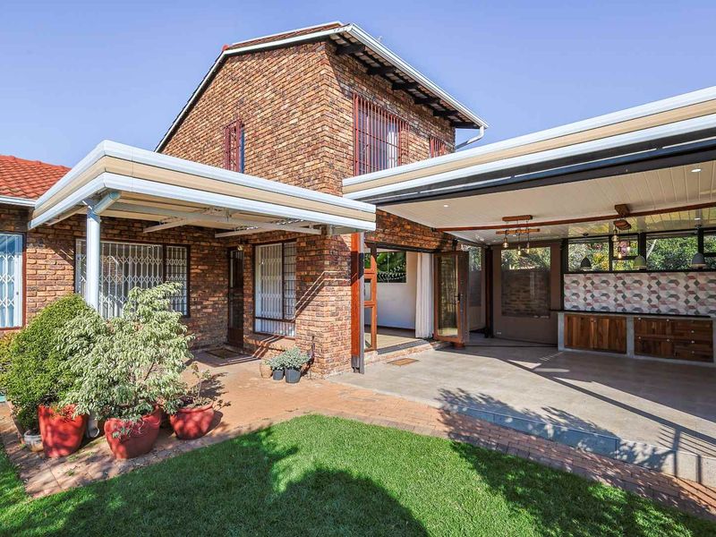 Stylish & Secure Living in the Heart of Faerie Glen - Photo 1