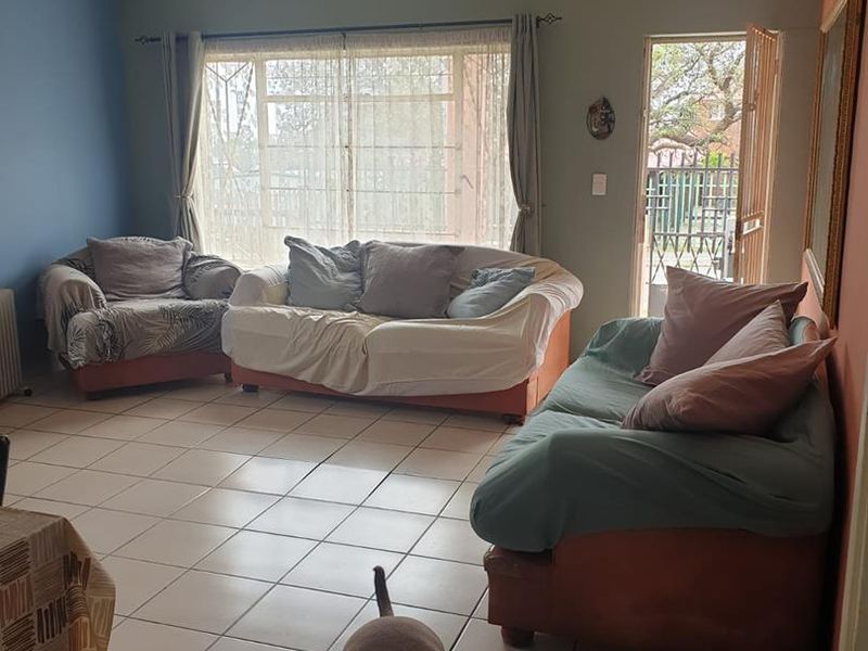 Stunning home with 2 bedroom flatlet in a safe area! - Photo 4