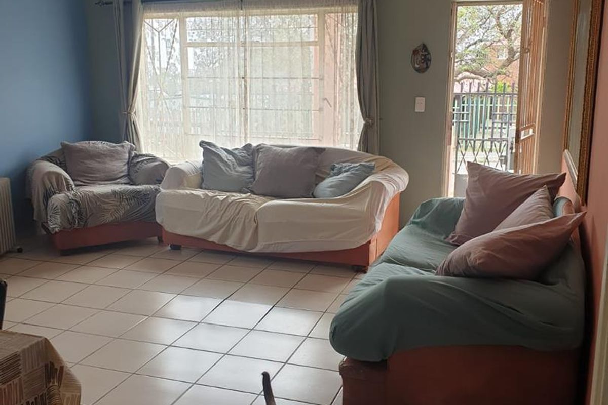 Stunning home with 2 bedroom flatlet in a safe area! - Photo 4