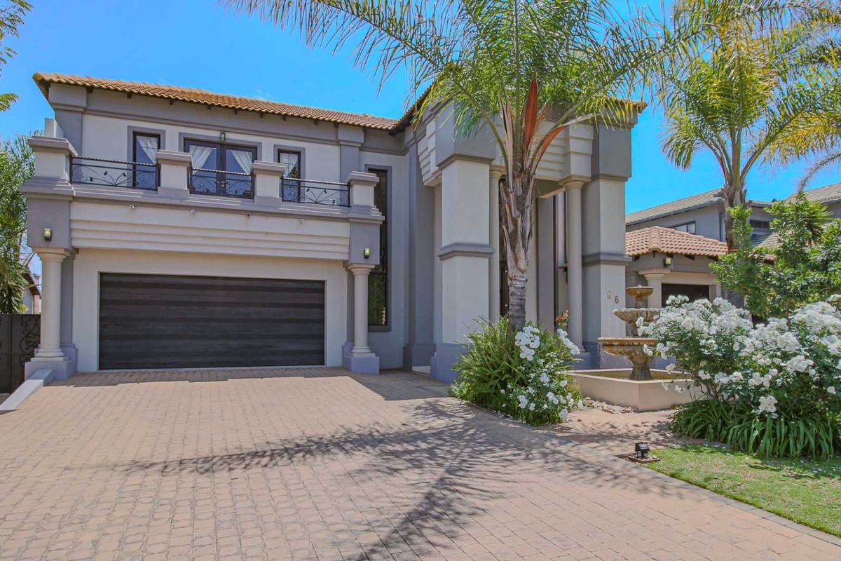 DUAL MANDATE - Palace of a home in Midlands Estate - Photo 3