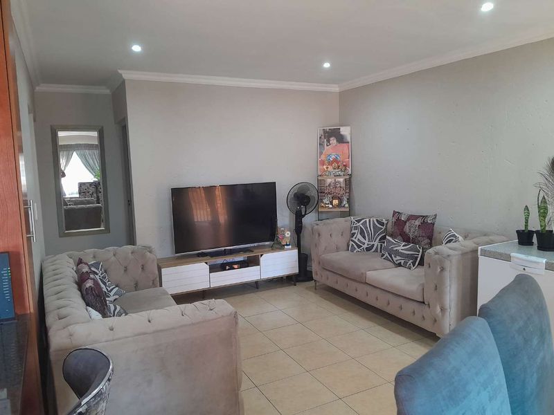 Neat as a Pin: Perfect Starter Home in Prime Location - Photo 4
