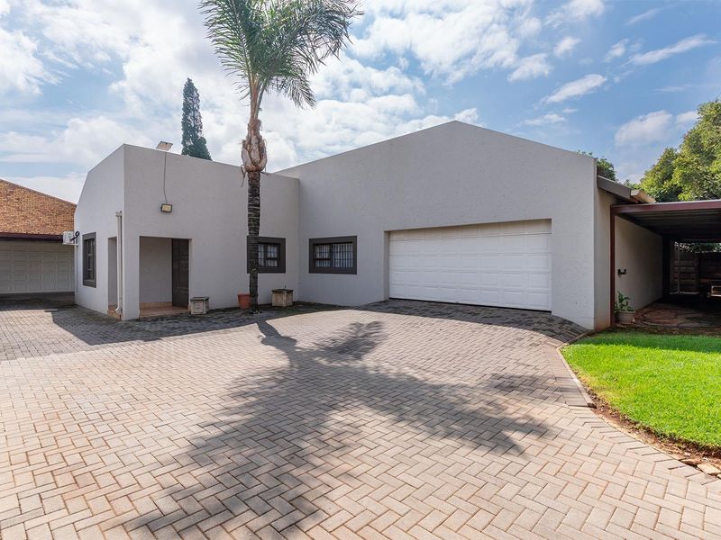 SPACIOUS FAMILY HOME IN ENCLOSURE - Photo 4