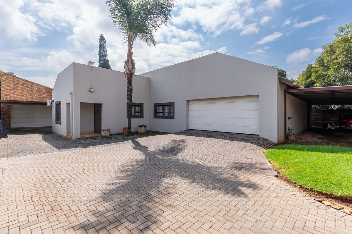 SPACIOUS FAMILY HOME IN ENCLOSURE - Photo 4