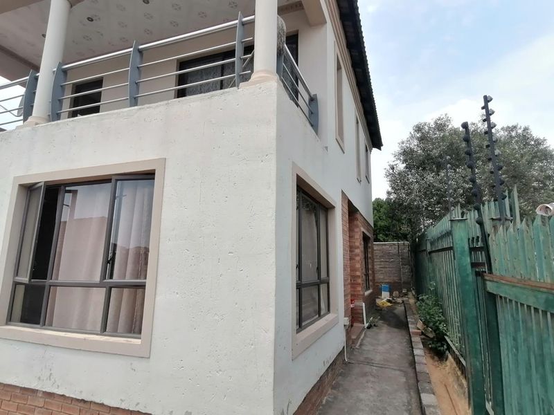 5 Bedroom House for Sale Cosmo City - Photo 9