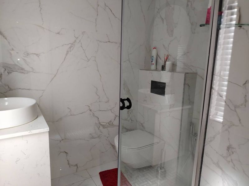 Beautifully renovated unit in Hillside Manor - Photo 10