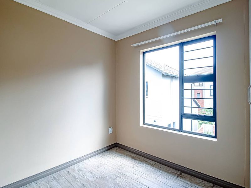 3 bedroom 2 bathroom house - Photo 5