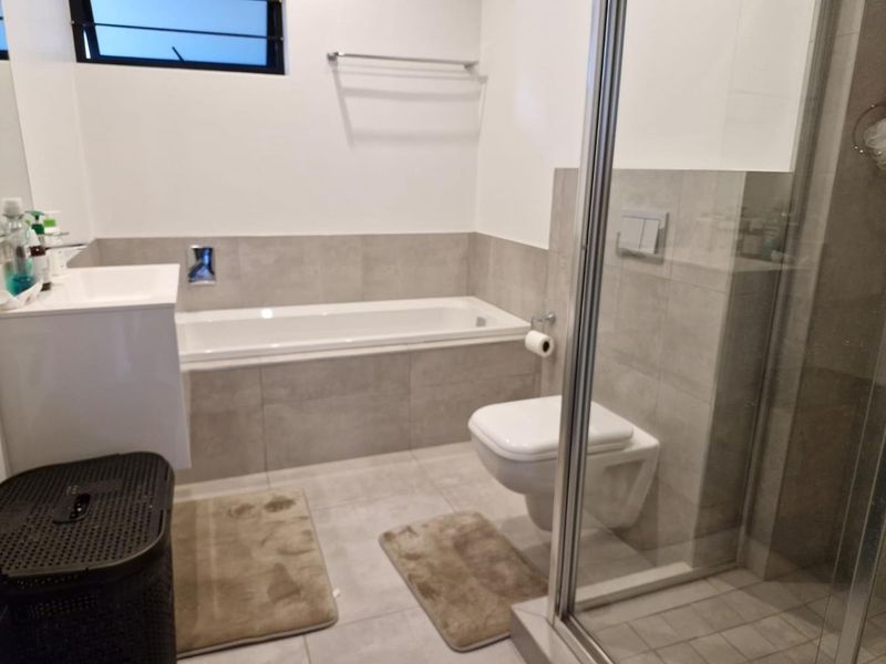 Modern 2 Bedroom 2 Bathroom apartment - Photo 9