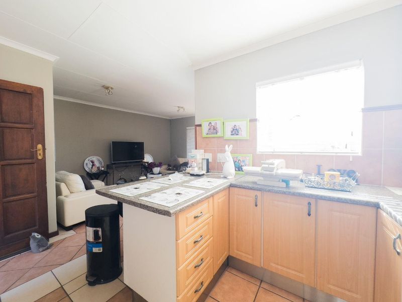 2 Bedroom Townhouse with en-closed balcony - Photo 10