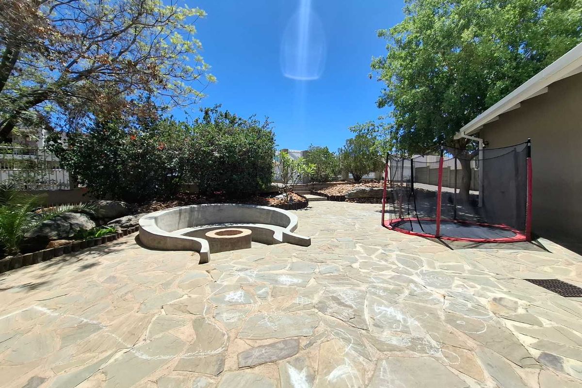 Modern home with heated indoor pool - Photo 4