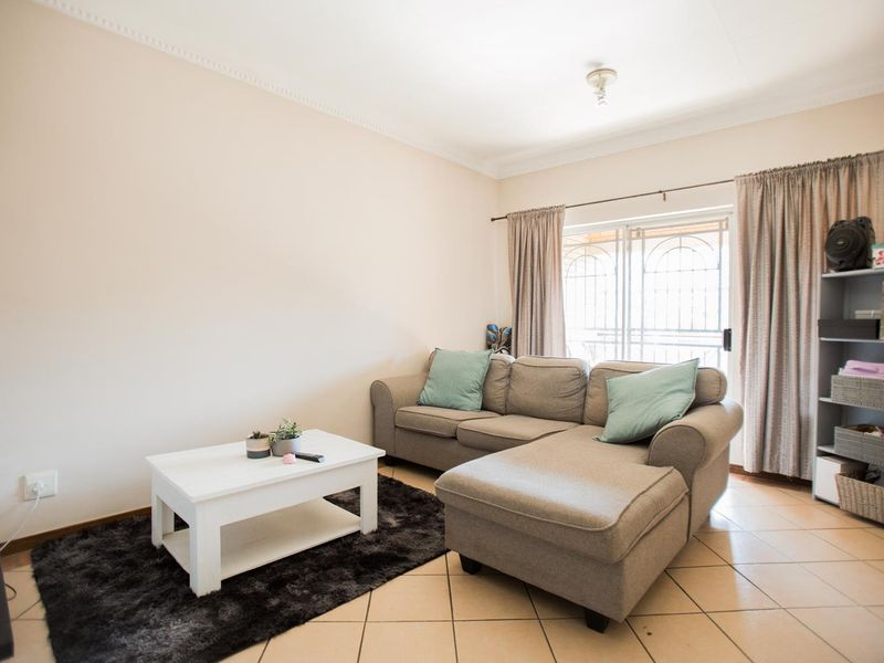 2 Bedroom Townhouse with Balcony - Photo 2