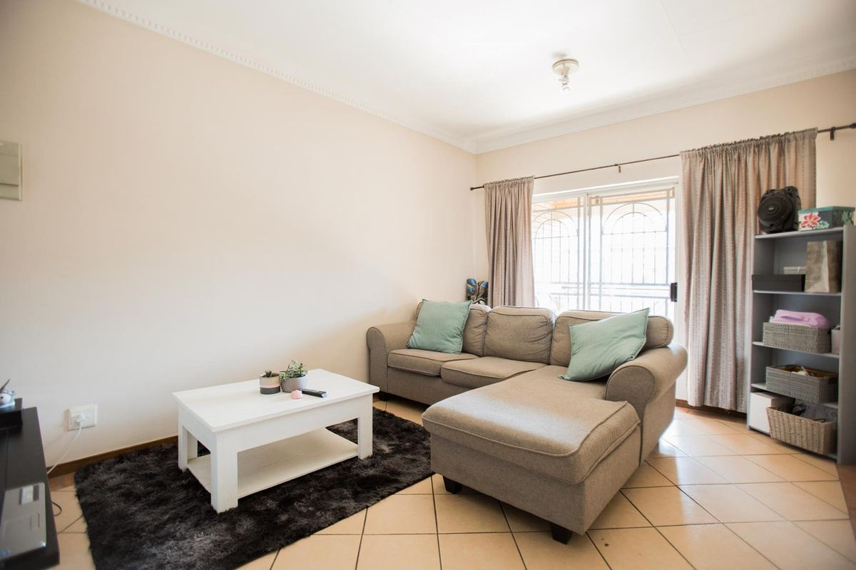 2 Bedroom Townhouse with Balcony - Photo 2