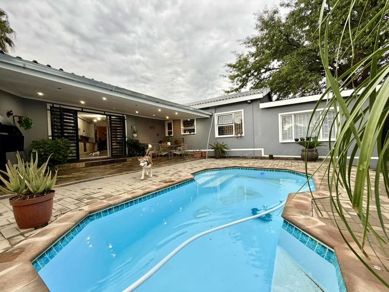 3 Bedroom House For Sale in Tauben Glen - Photo 4