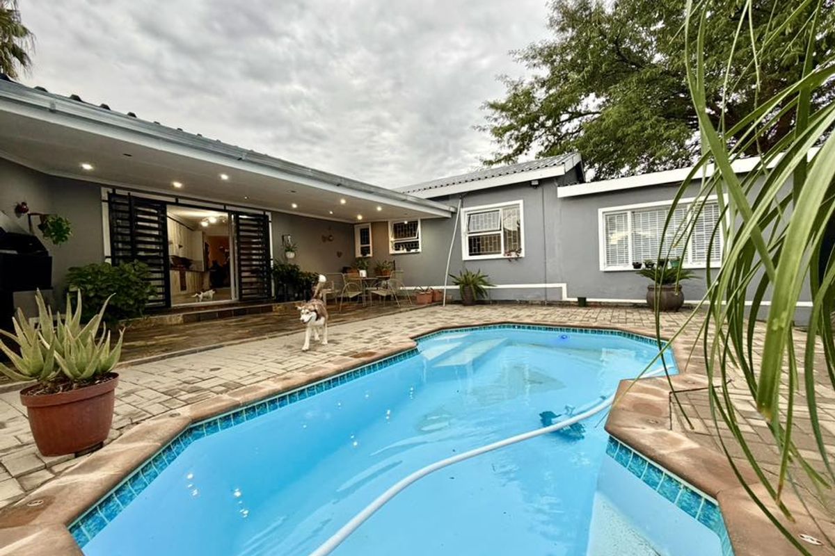 3 Bedroom House For Sale in Tauben Glen - Photo 4
