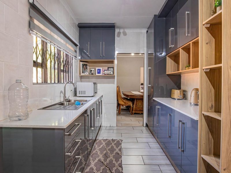 Spacious 3-Bed Home with Pool & Self-Contained Flat! - Photo 7