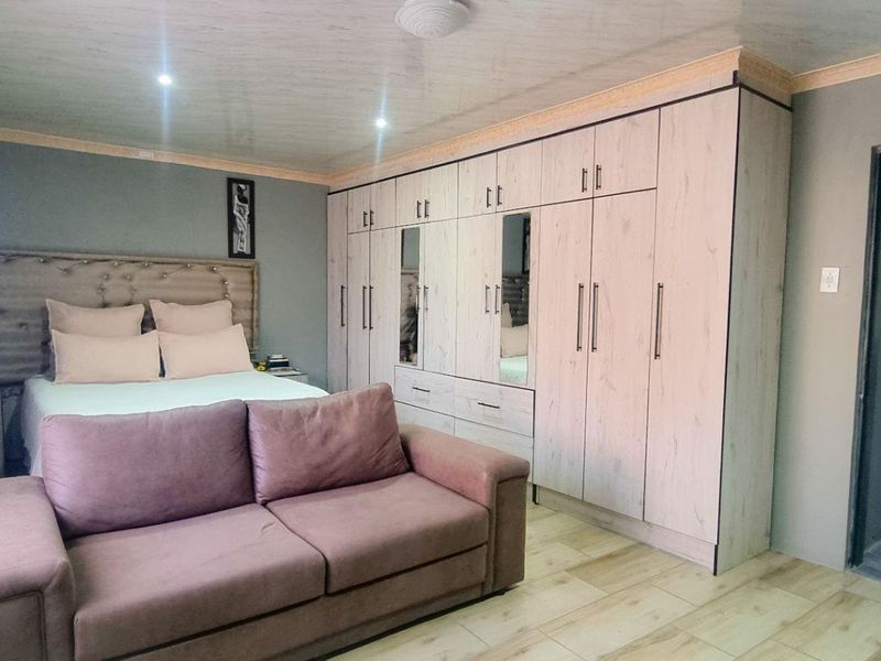 Move-In Ready 3-Bedroom Home with Versatile Front Building - Photo 9