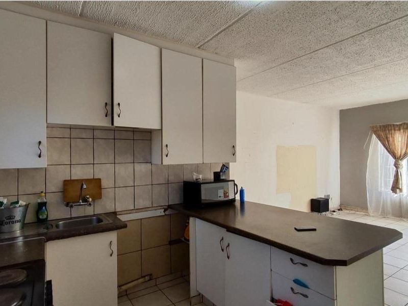 2 bedroom townhouse in affluent suburb - Photo 6