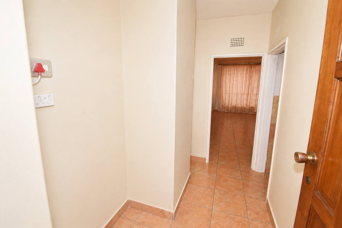 SECURE GROUND FLOOR UNIT - Photo 2