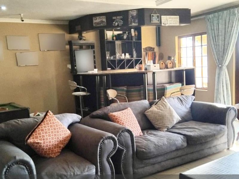 For Sale: Spacious Family Farmhouse - Photo 3