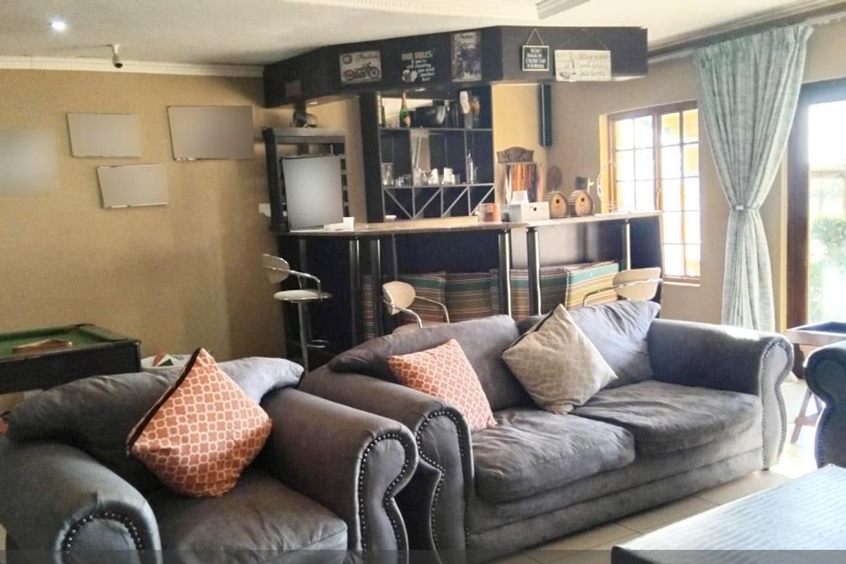 For Sale: Spacious Family Farmhouse - Photo 3